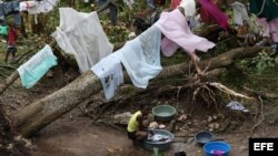 Una mujer lava ropa en Les Cayes (Haití), tras el paso del huracán Matthew por la isla.