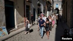 Un grupo de turistas rusos se pasea por las calles de La Habana durante la pandemia. REUTERS/Alexandre Meneghini