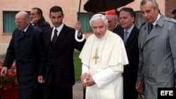 El papa Benedicto XVI (centro) a su llegada al aeropuerto de Ciampino en Roma (Italia) hoy, viernes 14 de septiembre de 2012, para viajar a Líbano.