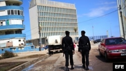 Dos policías de la Brigada Especial patrullan los alrededores de la embajada de Estados Unidos en La Habana.