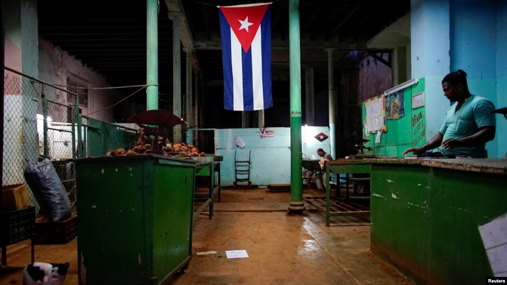 Una bandera cubana en una bodega. REUTERS/Alexandre Meneghini 