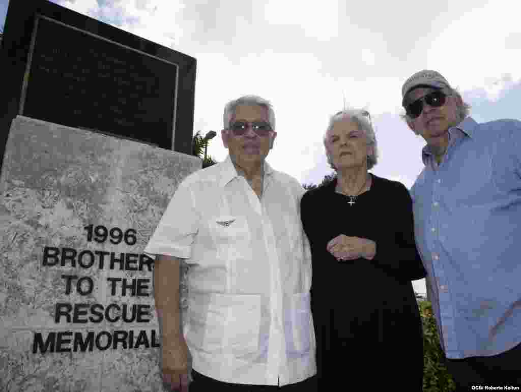 Recordación del derribo de las avionetas de Hermanos al Rescate el 24 de Febrero de 1996. De izquierda a derecha José Basulto, Silvia Iriondo y Arnaldo Iglesias, sobrevivientes del 24 de febrero de 1996.