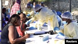Trabajadores congoleses de la salud sumunistran vacunas a civiles en la ciudad de Goma, República Democrática del Congo, julio de 2019. REUTERS/Olivia Acland.