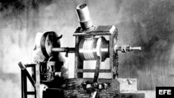 Primer aparato parlante, "el fonógrafo", inventado por el estadounidense Thomas Alva Edison en 1886.