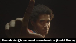 Luis Manuel Otero Alcántara con la "L" de libertad en su mano. Tomado de @luismanuel.oteroalcantara