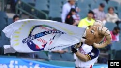 La mascota de la Serie del Caribe de México anima a los aficionados durante el partido entre República Dominicana y Puerto Rico.