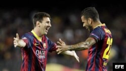 El delantero argentino del FC Barcelona Lionel Messi (i) celebra con su compañero, el brasileño Dani Alves, el gol que ha marcado ante el Ajax.