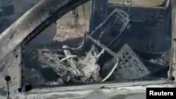 Un fragmento de video publicado por la familia Lebaron en redes sociales muestra uno de los autos atacados.