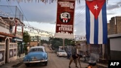 Cubanos cocinan en la calle el 28 de septiembre de 2018, por el aniversario 58 de la fundación de los CDR.