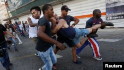 Un activista LGBTI detenido durante la marcha.