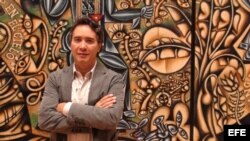 El artista Carlos Luna es visto hoy, jueves 11 de junio de 2015, en Miami (Estados Unidos).