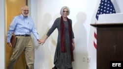 El contratista estadounidense Alan Gross se dispone a comparecer ante la prensa acompañado por su esposa, Judy Gross, en Washington DC. Archivo.