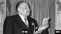 Alejo Carpentier en la Universidad de Alcalá de Henares, en el acto de entrega del premio de literatura en lengua castellana "Miguel de Cervantes", 1977.