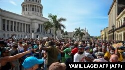 El 11 de julio los cubanos llegaron hasta el frente del Capitolio, sede de la Asamblea Nacional, para protestar contra el gobierno. (Yamil Lage / AFP).