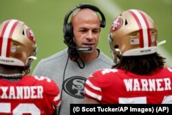 Robert Saleh (centro), entonces coordinador defensivo del equipo San Francisco 49ers habla con los jugadores durante un partido. (© Scot Tucker/AP Images)