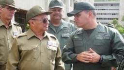 El general Leopoldo Cintra Frías (con gafas oscuras) junto al ministro de Defensa de Venezuela, general Vladimir Padrino (Foto: Archivo).