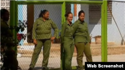Guardias en la cárcel de mujeres El Guatao. Tomado de Razones de Cuba.