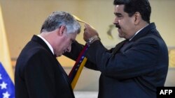 Nicolás Maduro condecora a Miguel Díaz-Canel en Miraflores el 30 de mayo de 2018.