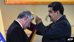 Nicolás Maduro condecora a Miguel Díaz-Canel en Miraflores el 30 de mayo de 2018. (Foto: Juan BARRETO/AFP)