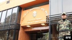 Un soldado vigila la entrada de la Dirección Antidrogas de la Policía Nacional del Perú
