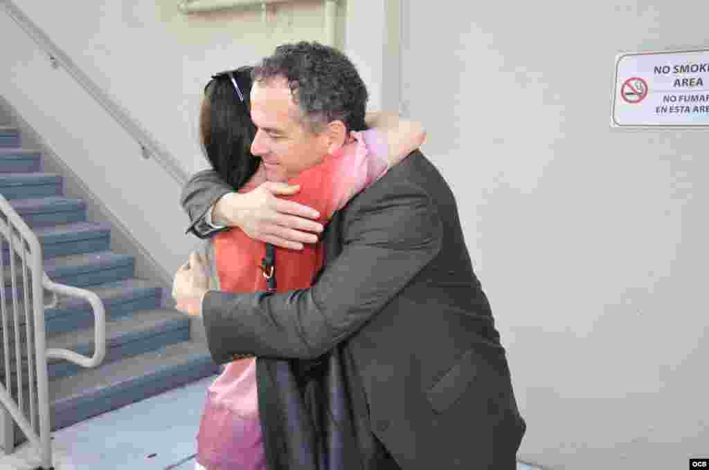 Yoani Sánchez fue recibida con un fuerte abrazo por el director de la Oficina de Transmisiones a Cuba.