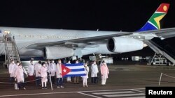 Médicos cubanos arribaron a Pretoria el l 27 de abril de 2020. (REUTERS/Siyabonga Sishi)