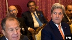 El canciller ruso Sergei Lavrov (izq.) junto al Secretario de Estado de EEUU, John Kerry, en la reunión sobre Siria, este sábado 15 de octubre, en Lausana, Suiza.