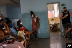 Una embarazada espera para ser inoculada con Abdala, una de las vacunas que ensaya Cuba contra el COVID-19. (AP/Ramon Espinosa)