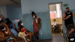 Una embarazada espera para ser inoculada con Abdala, una de las vacunas que ensaya Cuba contra el COVID-19, el 5 de agosto de 2021. (AP/Ramon Espinosa).