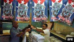 Un bodeguero vende huevos a un cliente.