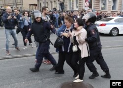 Dos manifestantes arrestadas en protesta a reforma de pensiones en Rusia.