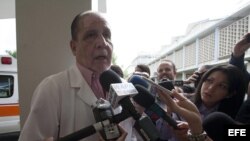 El director del Centro Médico de San Juan, Ernesto Torres, habla con la prensa el miércoles 21 de noviembre de 2012, en la capital de Puerto Rico, donde informó sobre el estado del boxeador Héctor "el Macho" Camacho. 