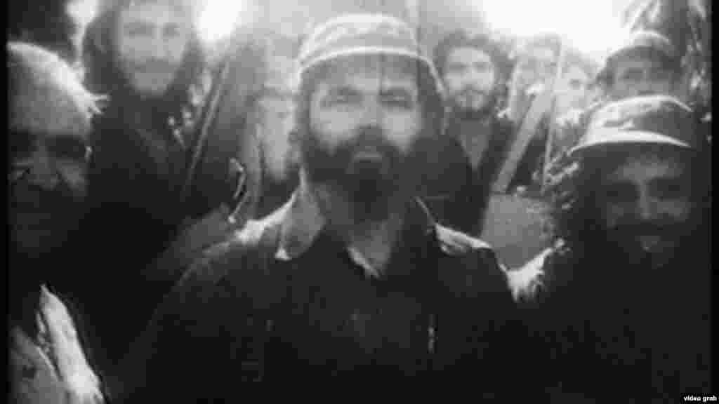 Matos, quien combatió contra el general Fulgencio Batista, fue uno de los líderes más carismáticos de la guerrilla revolucionaria, al lado de Fidel Castro, hasta que sus divergencias ideológicas con la política de éste precipitaron su detención y posterior condena.