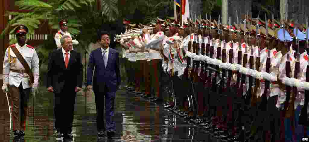  Raúl Castro (2i), y el primer ministro de Japón, Shinzo Abe (c), pasan revista a las tropas formadas para la ceremonia de oficial de recibimiento hoy, jueves 22 de septiembre de 2016, en el Palacio de la Revolución de La Habana (Cuba). 