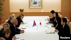 El vicepresidente cubano Ricardo Cabrisas reunido con el canciller japonés Fumio Kishida en Tokio el 9 de marzo de 2015..