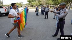 Un activista LGBTIQ discute con un policía el sábado 11 de mayo del 2019, durante la marcha contra la homofobia convocada por la sociedad civil.