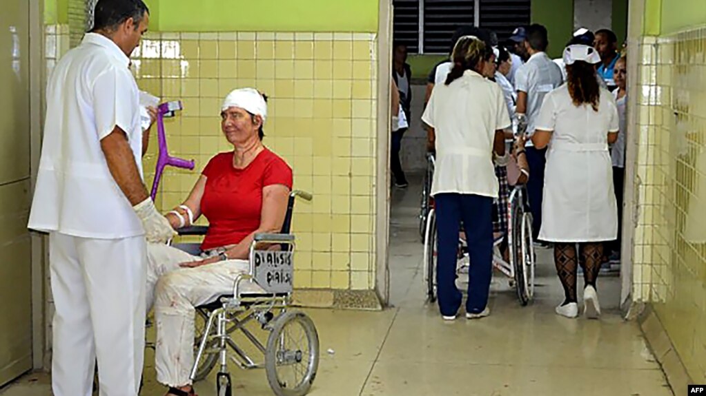 Una mujer es tratada en el hospital provincial de Guantánamo tras resultar herida en un accidente de tránsito. (Archivo)