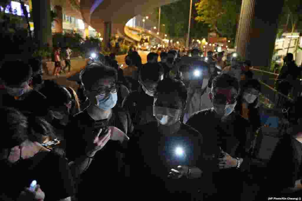 Manifestantes encienden velas LED en las afueras de Victoria Park, en Hong Kong, para conmemorar el aniversario de la represi&#243;n militar contra un movimiento estudiantil a favor de la democracia en la plaza Tiananmen de Beijing.