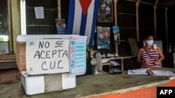 No se aceptan CUC en una bodega en La Habana. YAMIL LAGE / AFP