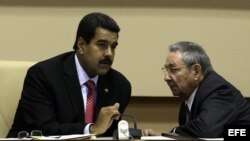 ARCHIVO. Raúl Castro conversa con su homólogo venezolano, Nicolás Maduro.