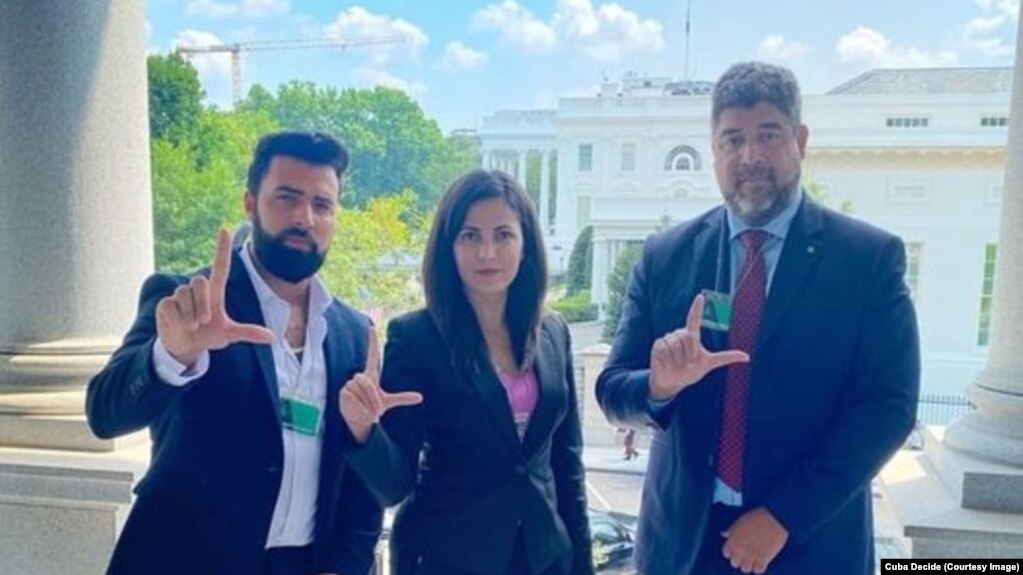De izquierda a derecha, el músico Jen Carlos Canela, la coordinadora de Cuba Decide, Rosa María Payá, y el director de Center for a Free Cuba, John Suárez. Los tres se reunieron en la Casa Blanca el 27 de julio de 2021.