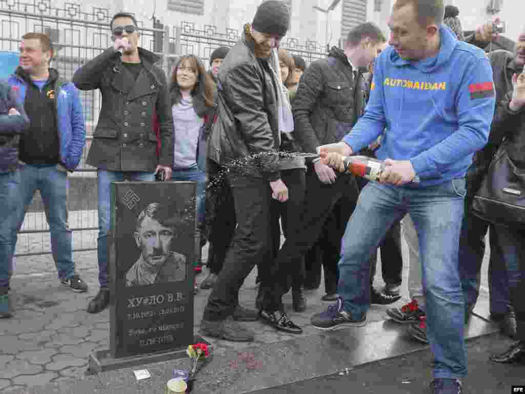 Lápida a Putin frente a la embajada rusa en Kiev, Ucrania.