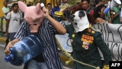 Venezolanos protestas contra la falta de agua en el barrio Las Mercedes, en Caracas.