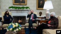 El presidente Joe Biden, junto a la vicepresidenta Kamala Harris mantienen un encuentro en la Casa Blanca el viernes con la secretaria del Tesoro, Janet Yellen. (Evan Vucci/AP Photo).