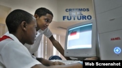Estudiantes en un Joven Club de Computación