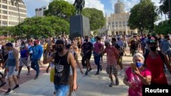 Cubanos con sus celulares participan y transmiten imágenes del levantamiento popular en Cuba, ocurrido el 11 de julio. REUTERS/Stringer