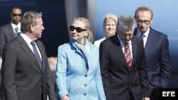 La secretaria de Estado de EE.UU., Hillary Clinton (c), conversa con el Premier de Australia Occidental, Colin Barnett (i), al llegar al aeropuerto internacional de Perth (Australia).