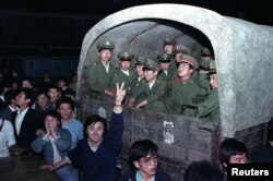 Manifestantes rodean en los suburbios de Pekín un camión que transporta militares el 20 de mayo de 1989, el día que el gobierno chino decretó el estado de sitio por las protestas en Tiananmen (Archivo/ Ed Nachtrieb/Reuters).
