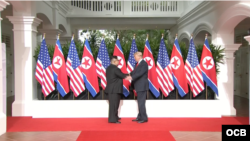 Saludo inicial entre Trump y Kim en el Hotel Capella