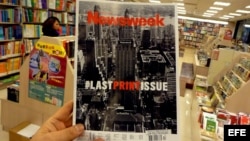 Un hmbre sostiene la última edición impresa del Newsweek en una librería en Taipei (Taiwan). La revista semanal de información Newsweek, una de las más importantes de EEUU, dejará de publicarse en papel tras casi 80 años de historia impresa.